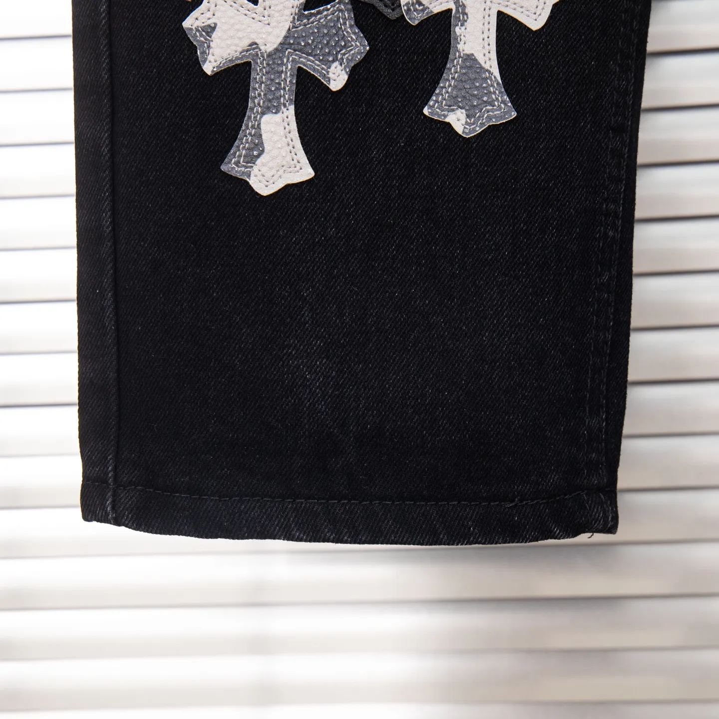 P260 Chrome Hearts Chrome Hearts Black Multi-leather Elements Full of Details Washed Jeans Authentically Restore the Ultimate Vintage Texture Three-Dimensional Fit Loose and Comfortable, Not Slimming Appearing Tall and Slim Made by a Manufacturer Original Quality Control Same Style for Men and Women Can Be Matched for Couples Versatile Recommendations Must-Have Jeans for All Seasons Fashionistas Have Been Disappointed From the Quality Selection of Fabrics, Cutting of Details, and Matching of Patterns, Everything Is Impeccable! The upper body is so handsome when worn...it can be easily worn by men, women and children! The craftsmanship is made of heavy-duty washed pure cotton denim fabric. After washing, it is soft and thick. It is very stylish when worn on the body. Style number: 1775# Color: black Size: 28 30 32 34 36